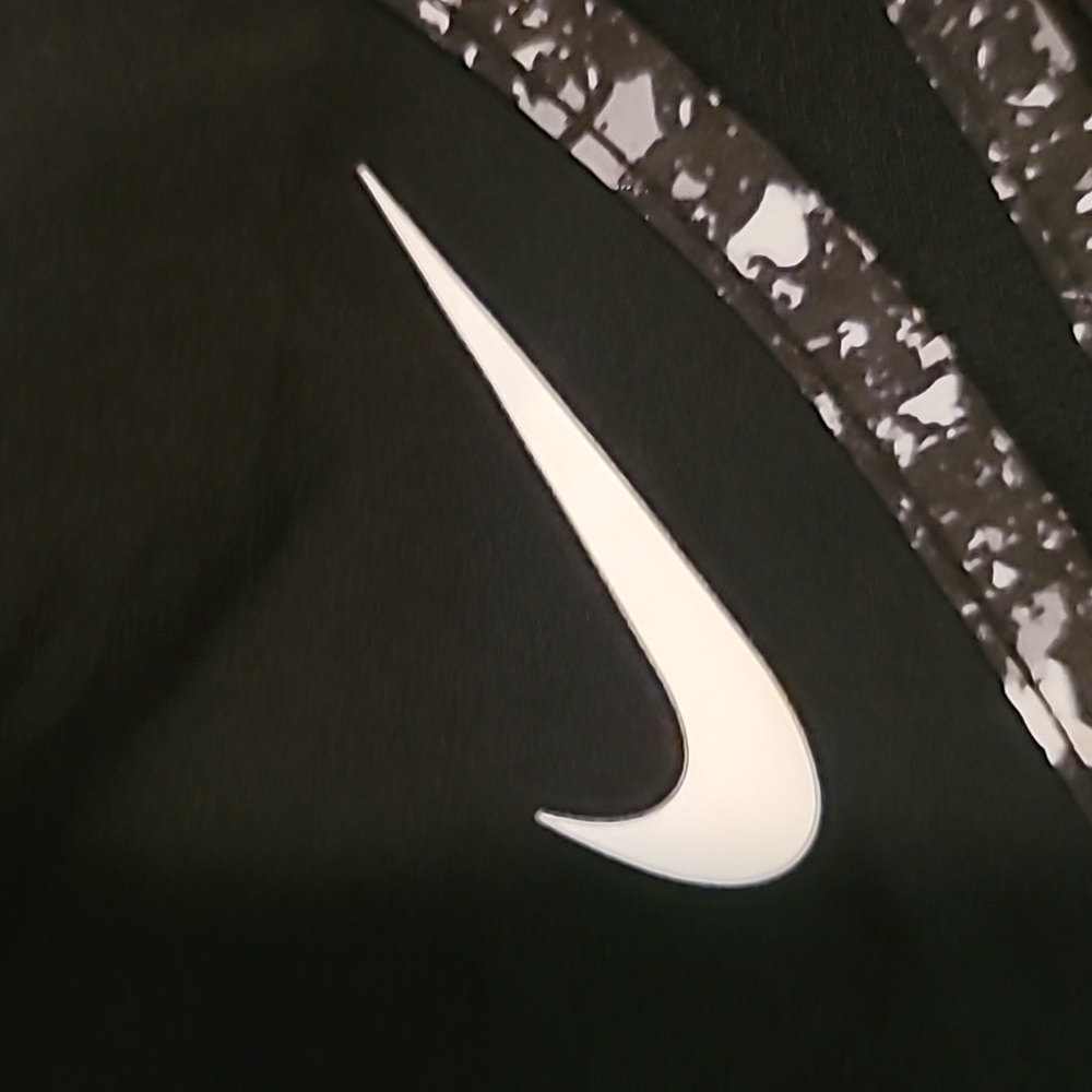 STUNNING NIKE TEMPO DRIFIT RUNNING SHORTS CURVED HEM WITH MESH - Picture 5 of 9
